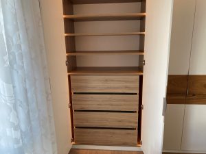 Kleiderschrank Schubladen