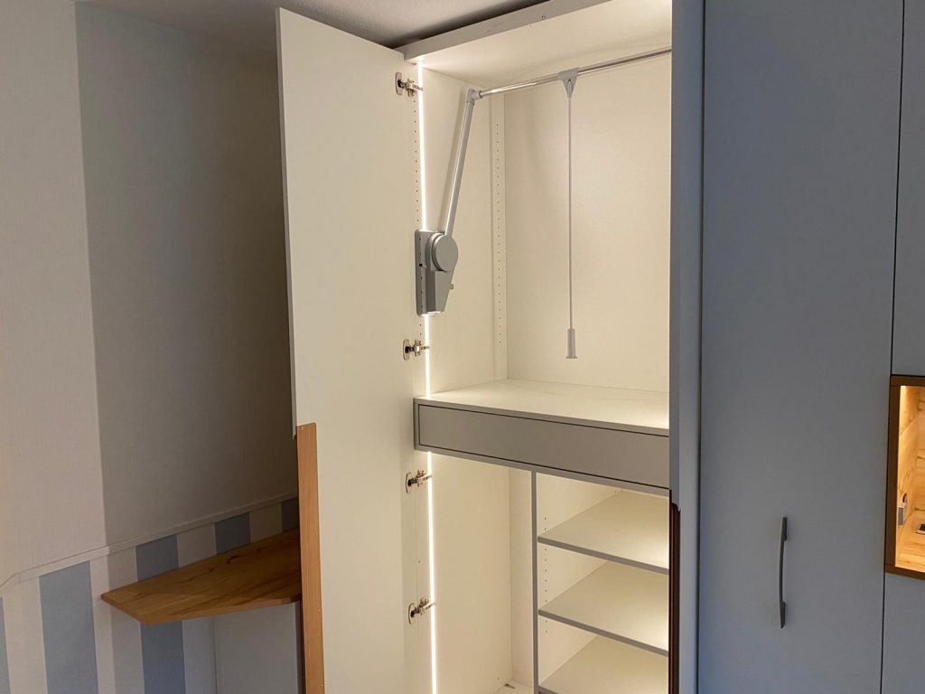 Kleiderschrank mit Kleiderlift und Licht