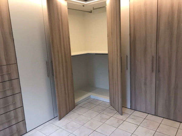 über Eck 2 Kleiderstangen übereinander