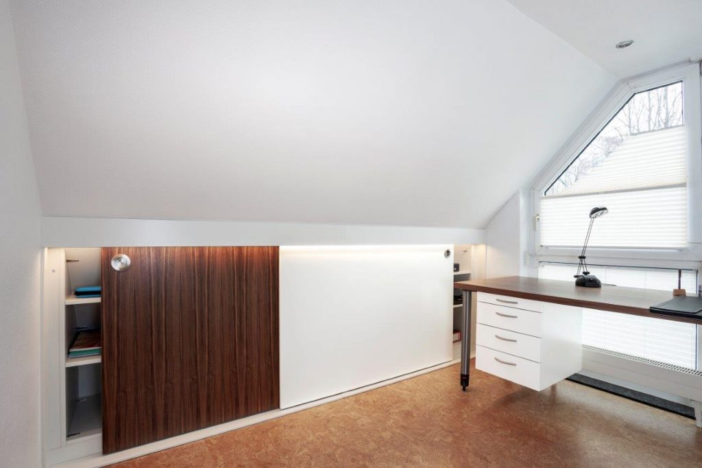 Kniestockschrank mit Schiebetueren