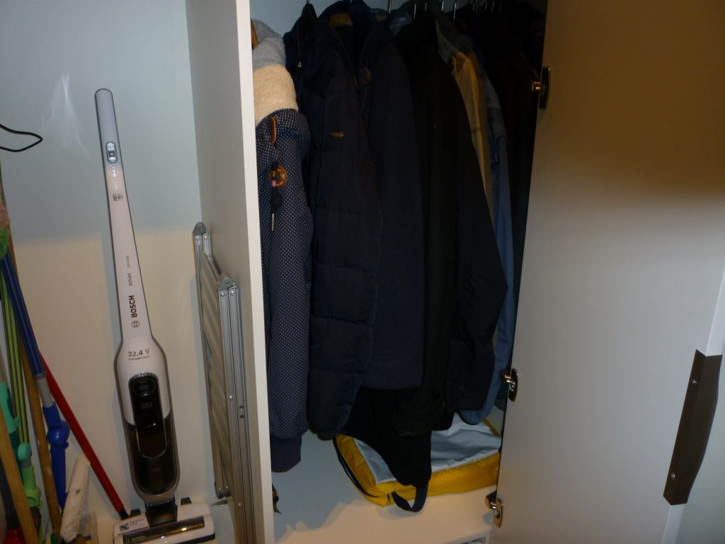 Einbaugarderobe mit Besenschrank