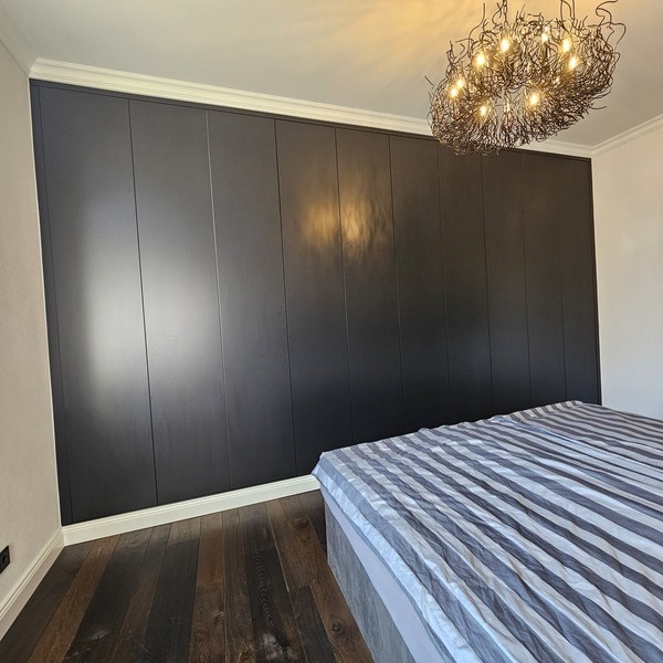 Schrank mit Stuckleisten, grifflos