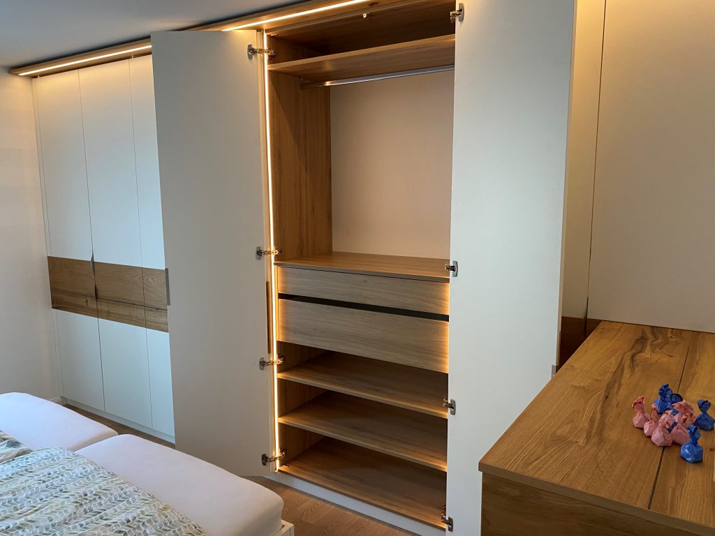 viele Schubkästen im Kleiderschrank, mit Beleuchtung und Türen gehen weit auf