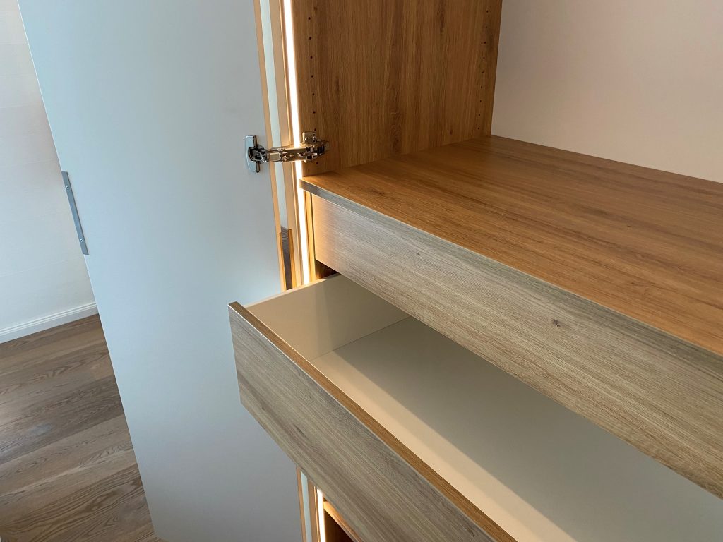 viele Schubkästen im Kleiderschrank, mit Beleuchtung