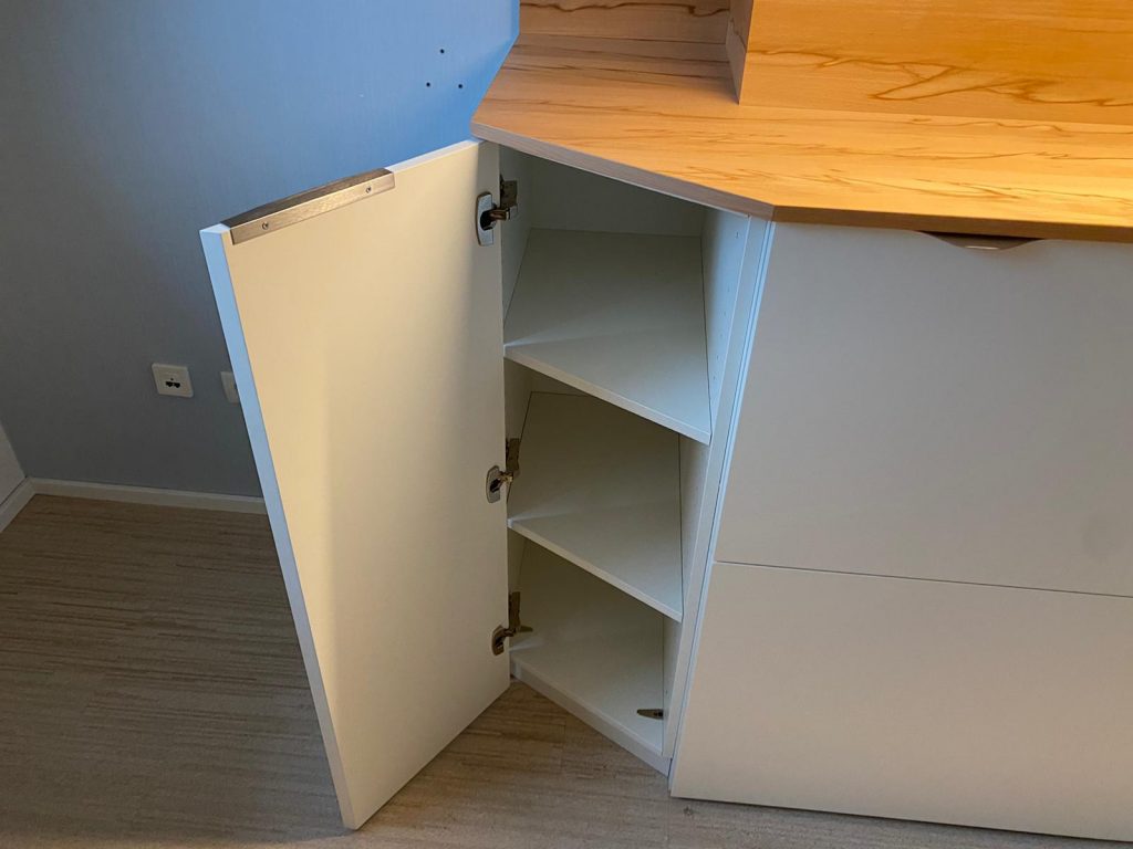 Schrank abgeschrägt