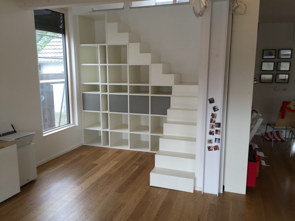 Schranktreppe mit Regalen