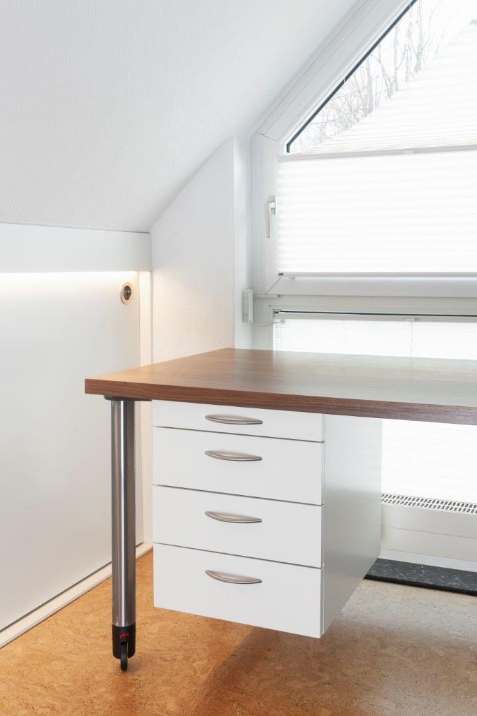 Schreibtisch auf Rollen vor Fenster