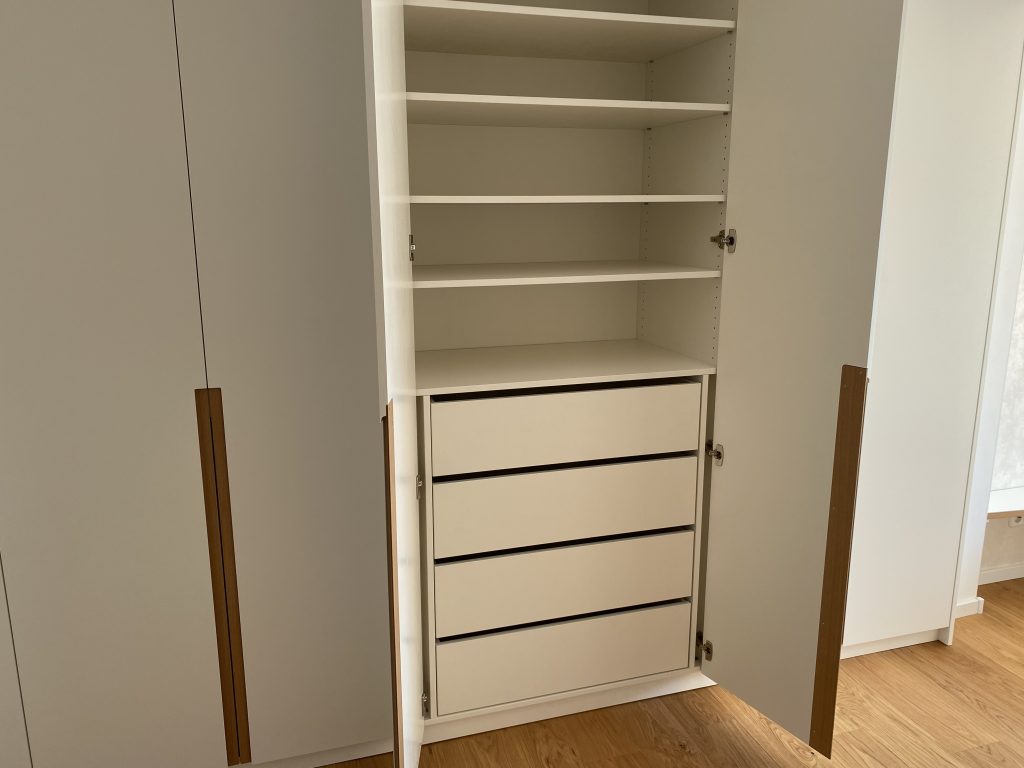 4 Schubkästen im Schrank