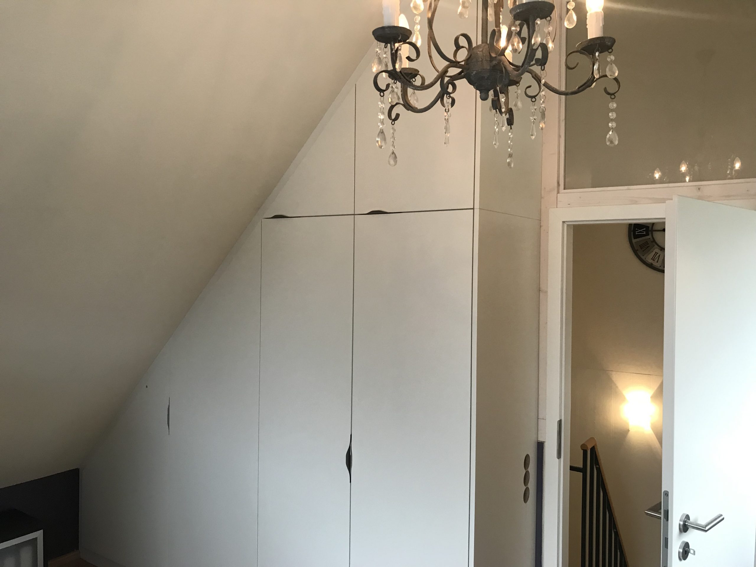 Spitzboden Schrank links