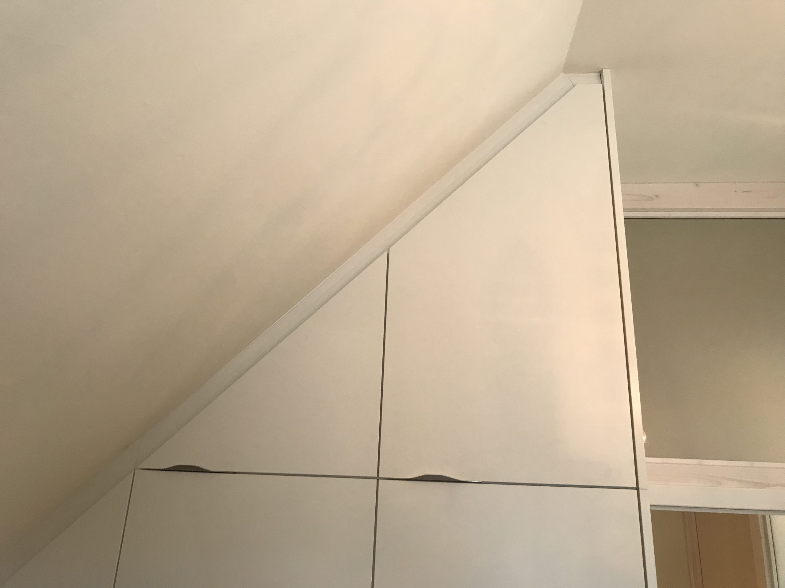 Spitzboden Schrank links