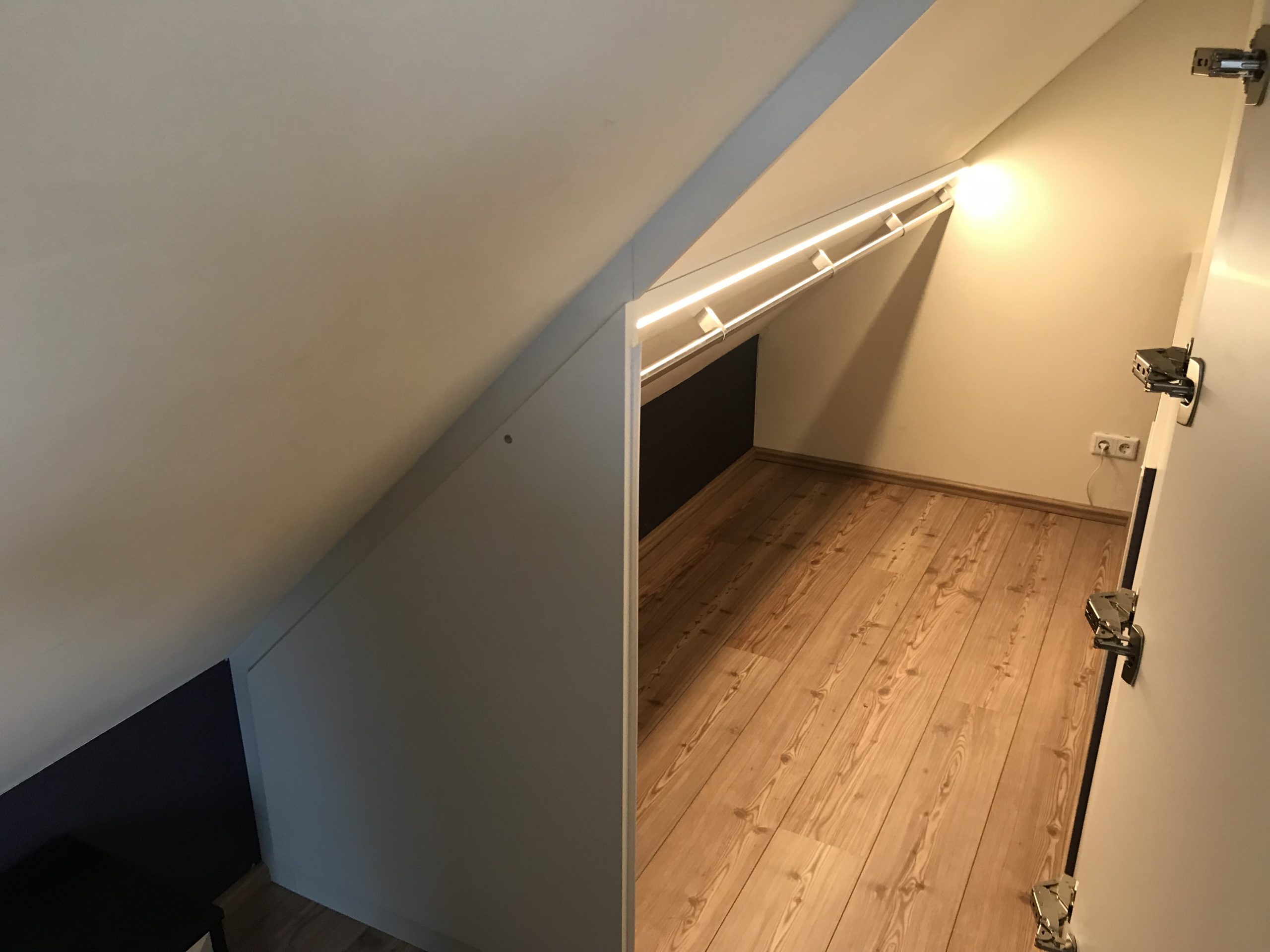 Spitzboden Schrank links