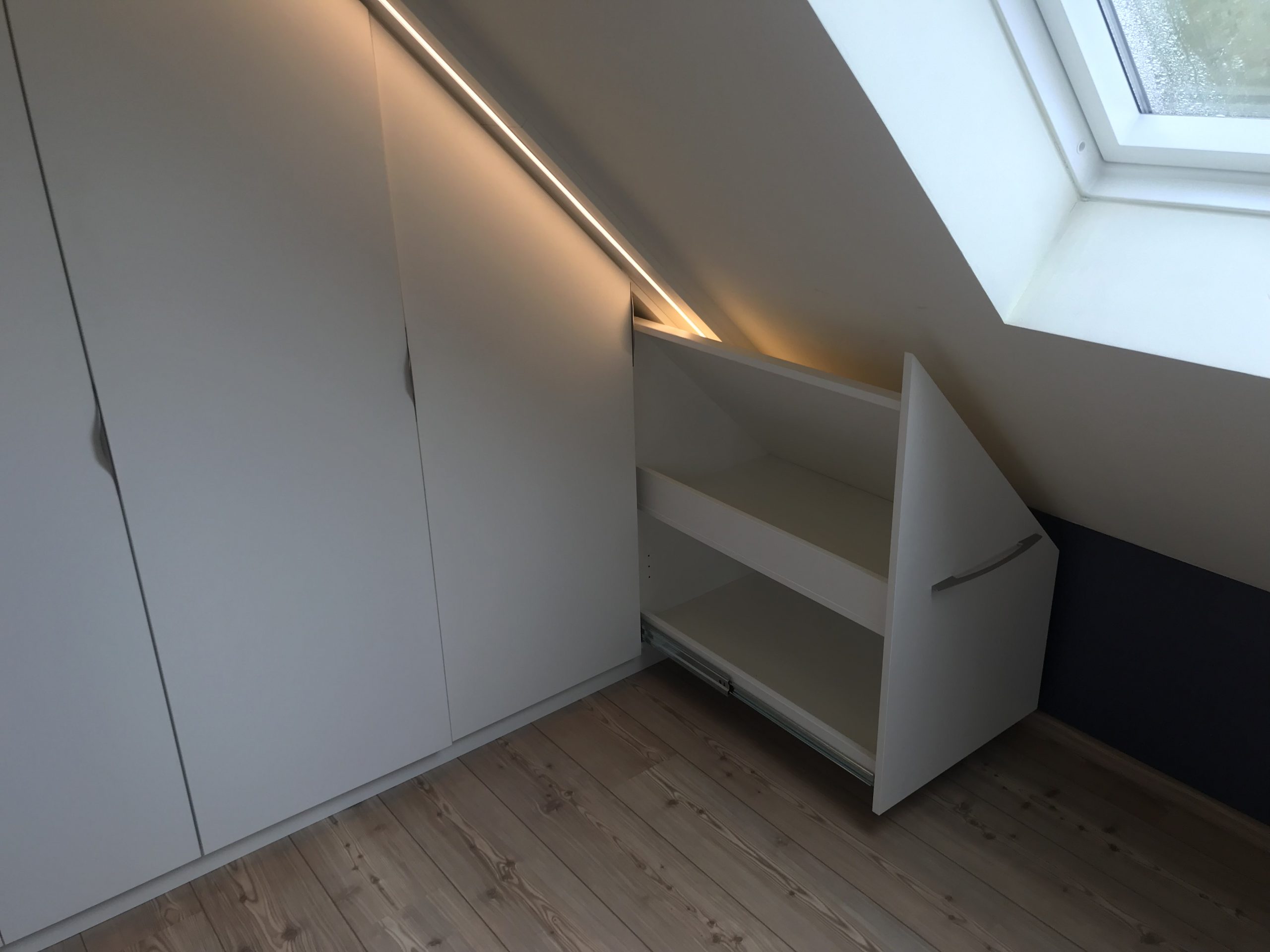 Spitzboden Schrank rechts