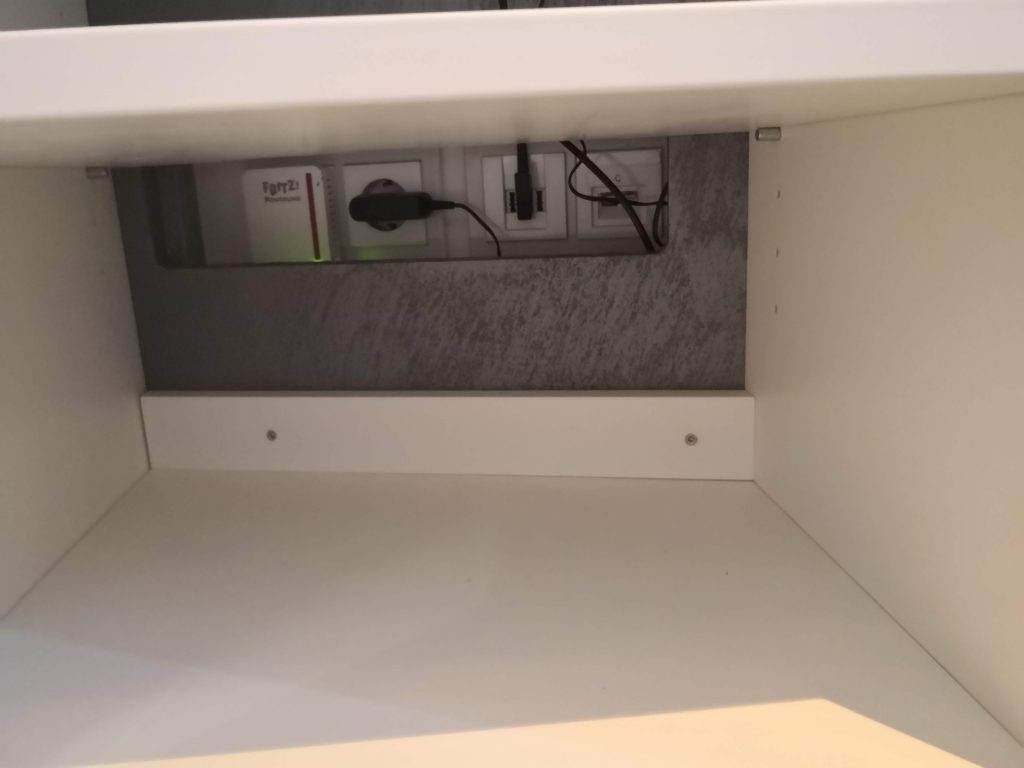 Telefonschrank mit Steckdosen