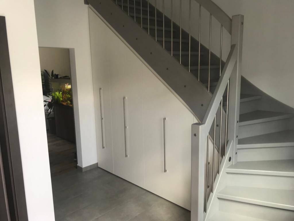 Einbauschrank unter der Treppe
