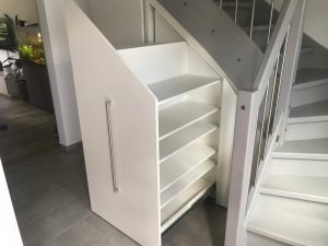 Treppenschrank mit Apothekerauszug
