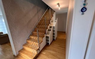Treppenschrank mit Apothekerschrank