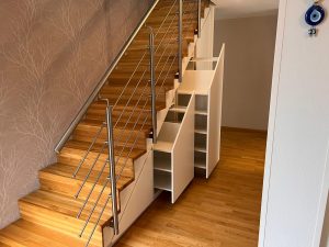 Treppenschrank mit Apothekerauszug