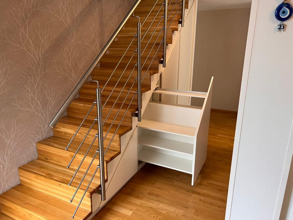 Treppenschrank mit Apothekerschrank