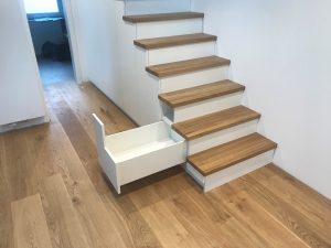 Treppenschrank mit Schublade