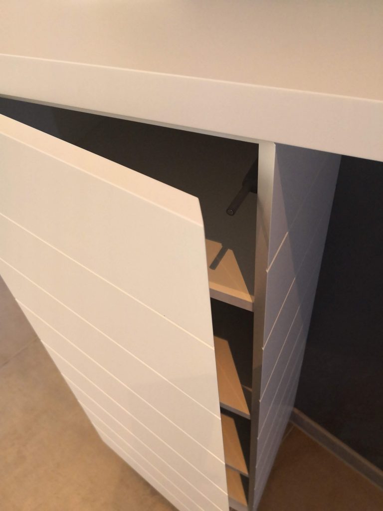 Telefonschrank mit Ziernuten