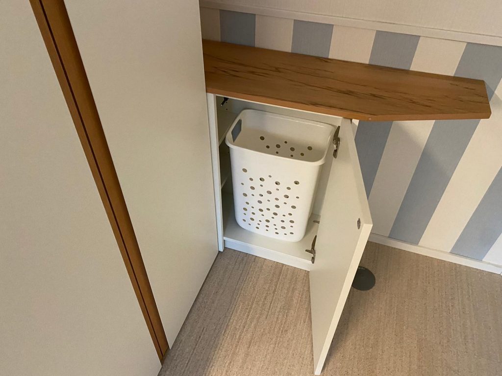 Wäschekorb im Schrank