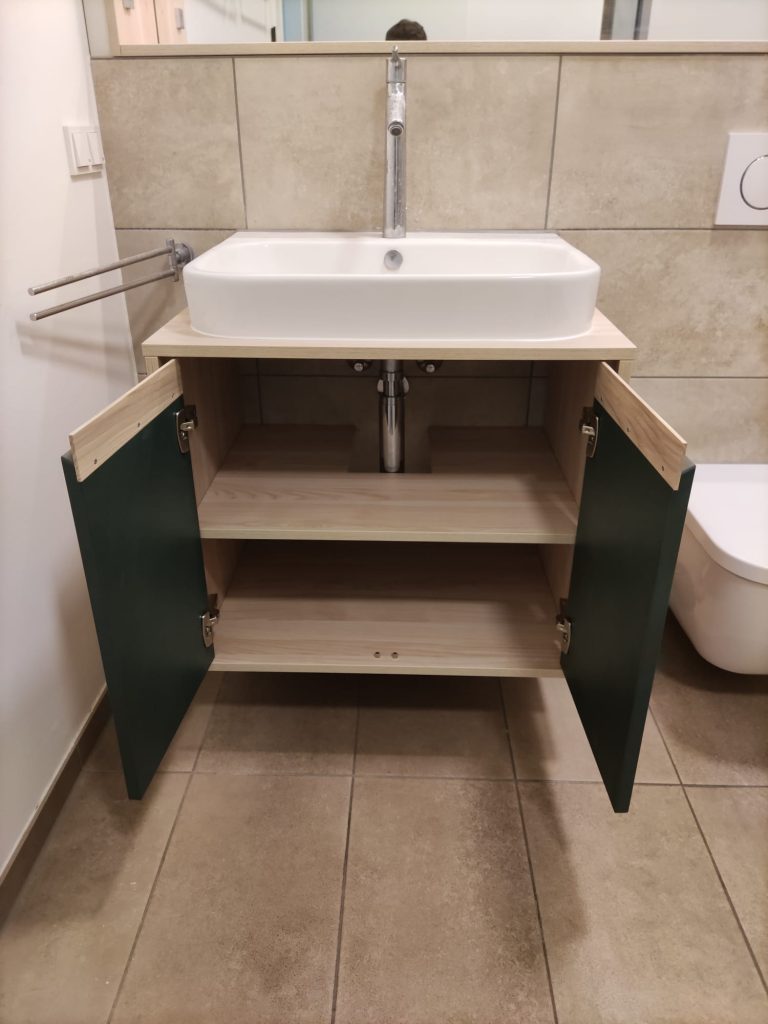 Waschtischunterschrank geöffnet