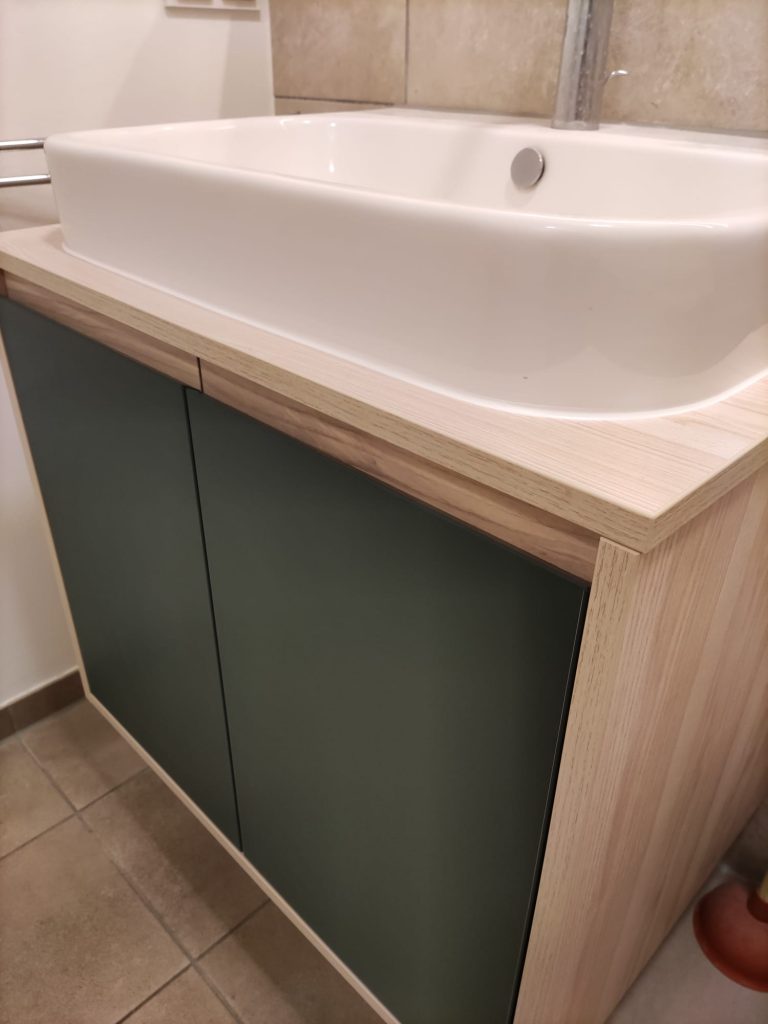 Waschtischunterschrank mit Griffleiste