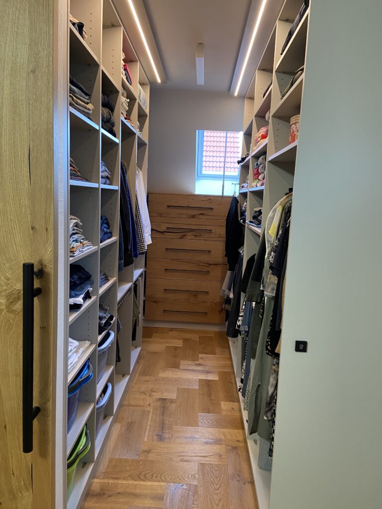 begehbarer Kleiderschrank