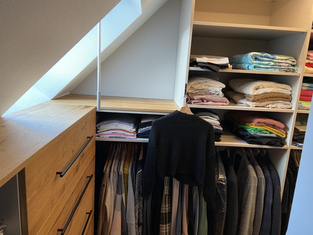 begehbarer Kleiderschrank mit Schubladen