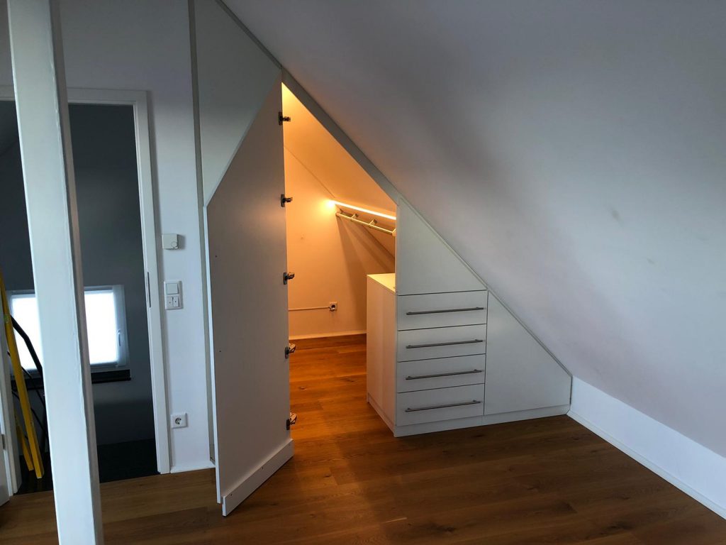 begehbarer Kleiderschrank unter Dachschräge