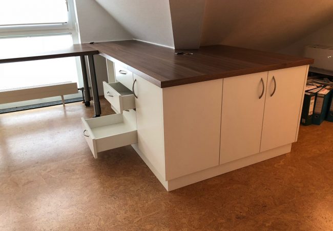 Schreibtisch mit viel Stauraum Schreibtisch mit viel Stauraum