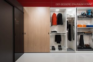 Schwebetüren vor dem Kleiderschrank